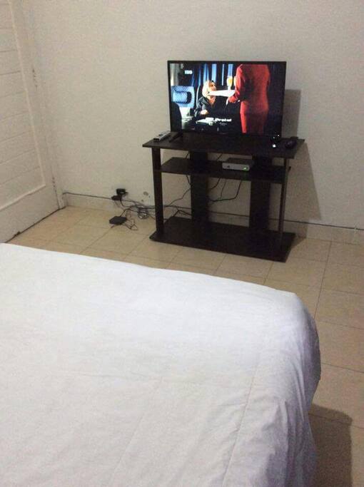 La habitación consta de tv led de 32" con 108 canales y 40 canales en HD, internet de 30 megas, cortinas para día y para la noche, mesa auxiliar.
