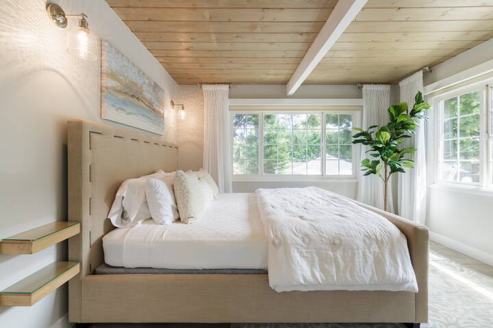 Seven Bedrooms in La Jolla Village