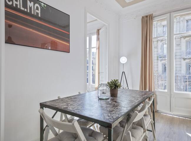 Impressive Modernist Apt. 6 pax in Eixample gallery image 4