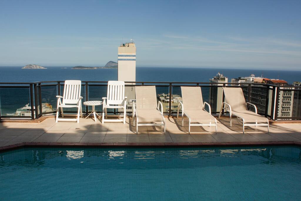 Piscina do Hotel com vista de todo leblon e do mar/ Hotel's swimming pool overlooking Leblon and with an ocean-view