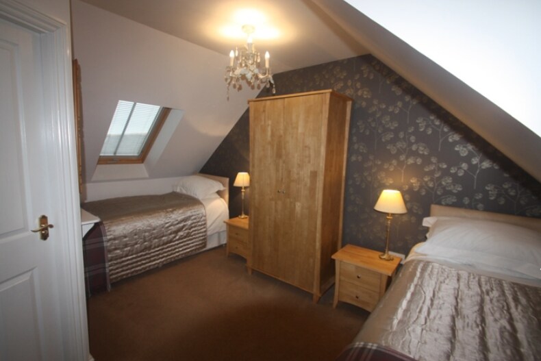 חדר שינה זוגי עם מקלחת צמודה.