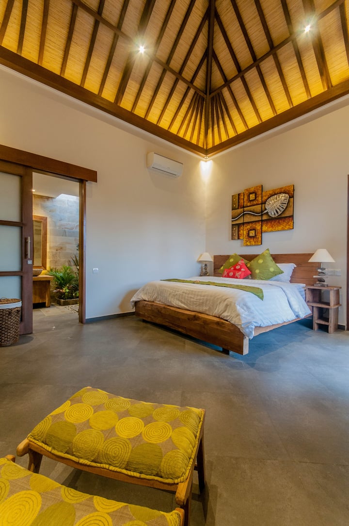 ห้องนอนที่ 3 พร้อมเพดานแหลมขนาดคิงไซส์และเตียงคู่ขนาดคิงไซส์