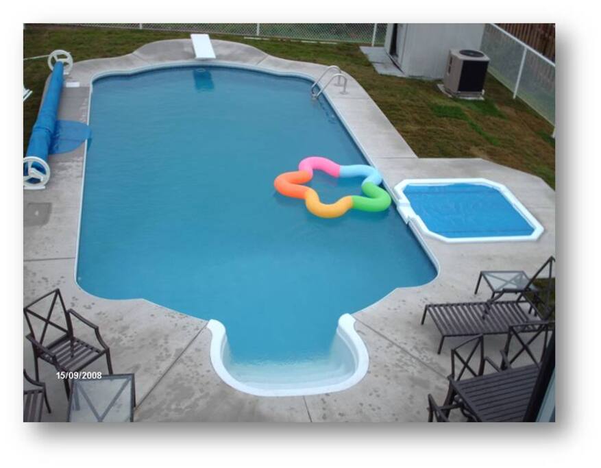 piscine creusée et jacuzzi. Set de patio, chaise longue, salon