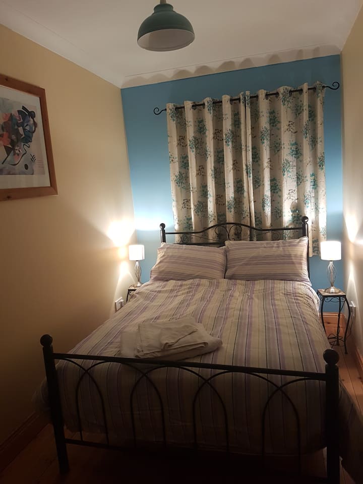 Tiež šatník na uloženie kufrov/batohov a priestoru na zavesenie oblečenia 