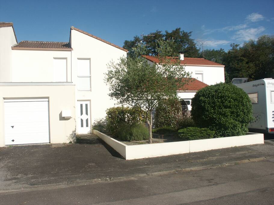 Entrée et emplacement parking