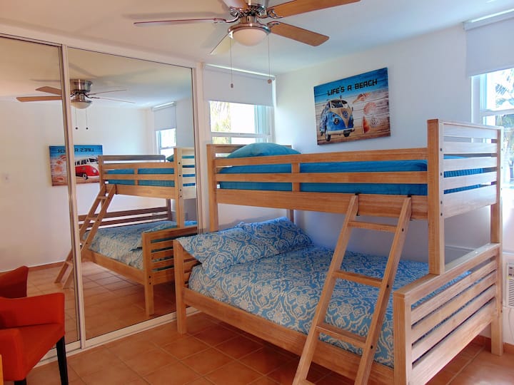 3. spálňa, manželská posteľ a oddelené postele, s kvalitnými matracmi a vankúšmi.