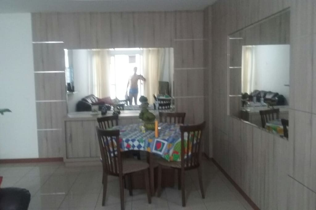 Sala jantar aconchegante,espaço arejado.