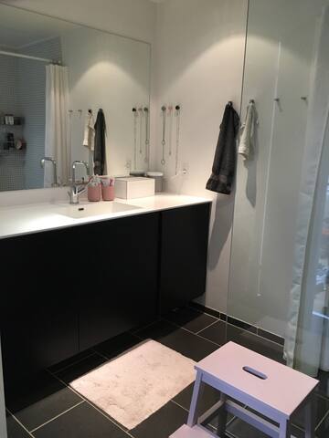 Family friendly modern townhouse gallery image 5