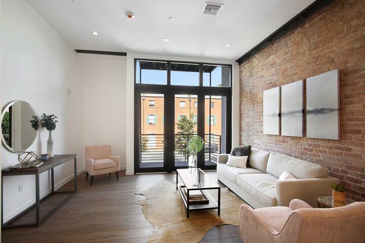 Luxury French Quarter Residence w/Parking- 202 gallery image 5