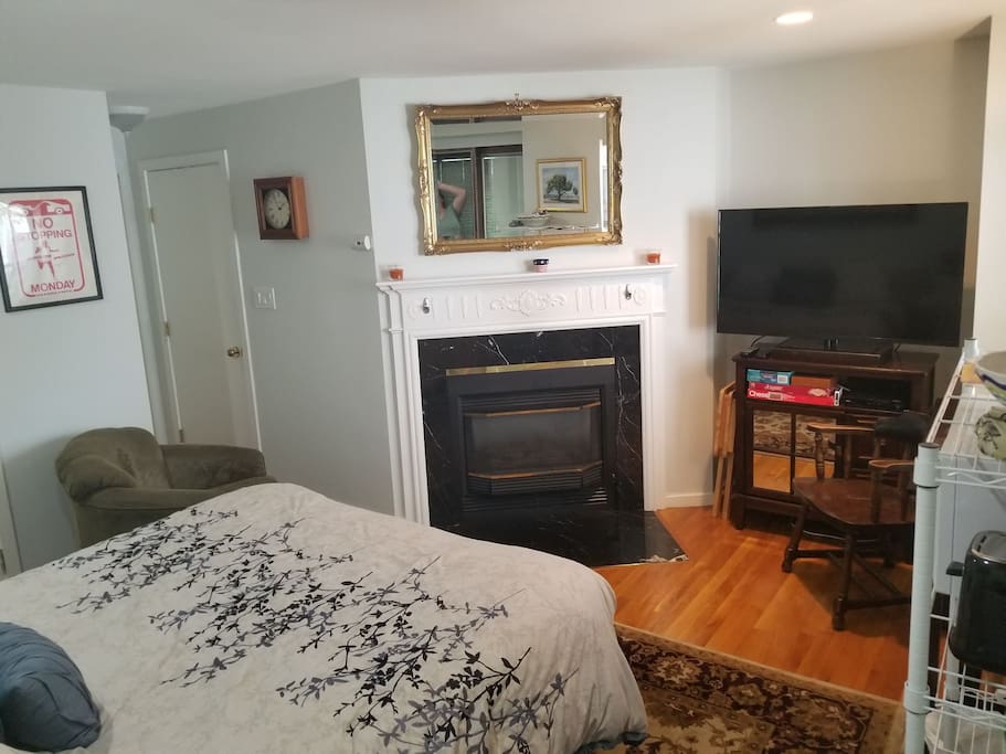 Gas fireplace, Cable TV, WiFi, Board Games, Swivel Chair