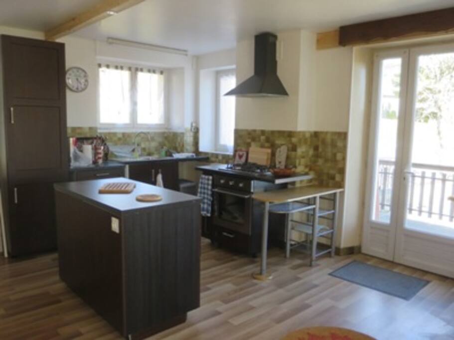 Cuisine équipée (grille pain, cafetière, four électrique, plaque gaz, service raclette, grand frigo et congélateur.