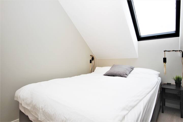 Втора спална соба со двоен кревет (140 x 200 см, 55"x79").