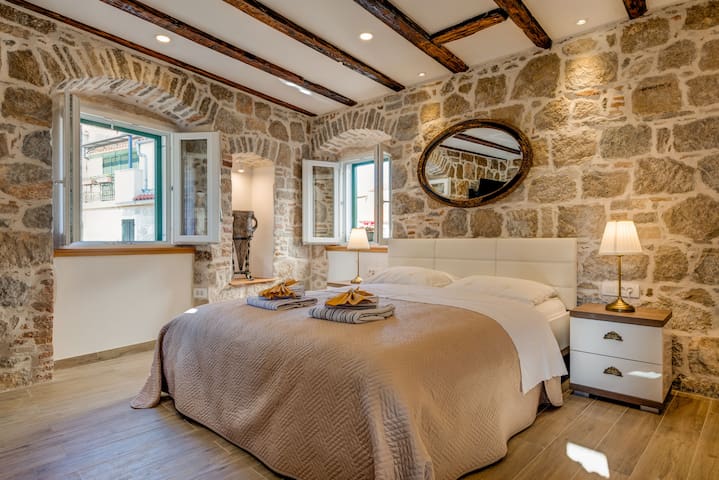 AMFORA LUXURY STUDIO, OLD TOWN  4****