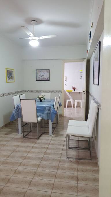Essa é a mesa de jantar, com 6 cadeiras.