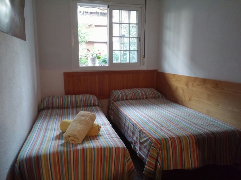 A super sunny and clean exterior room! The window has blinds / vertical shutters in order to keep the sun out.