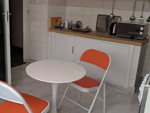 Classic complete 2 bedroom  Avondale Apartment