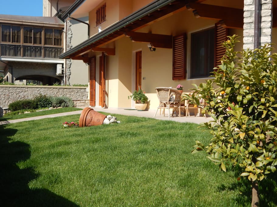 esterno giardino lato strada