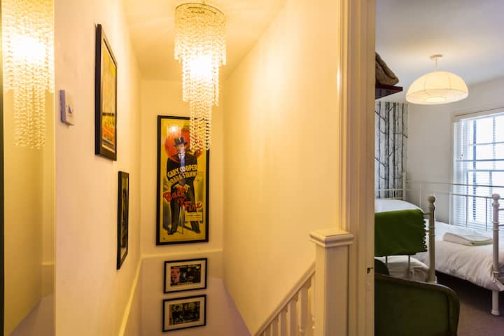 Kutoka kwa kutua kwa ghorofa ya kwanza, mtazamo wa haraka wa Chumba cha kulala cha watu wawili