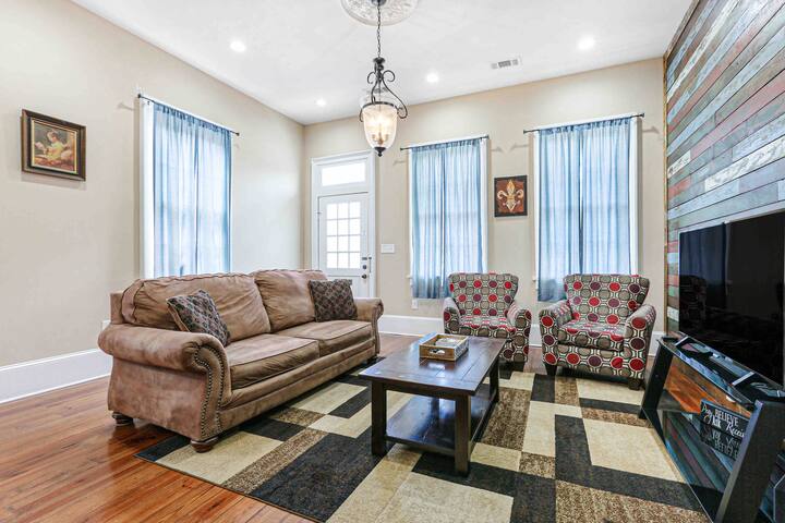 ⚜️Spacious 4 bedroom gem⚜️ gallery image 4