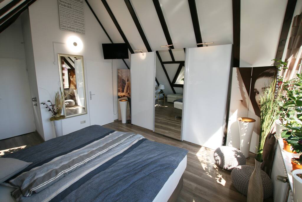 Schlafzimmer mit großem Schrank und TV