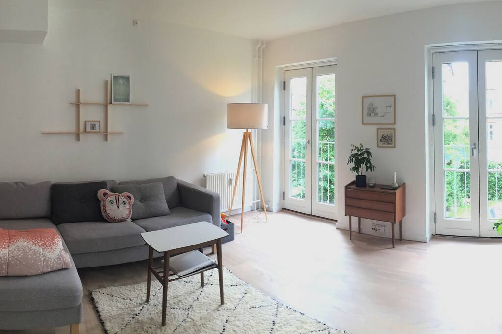 Stue med 50" Smart tv, frit wifi, Netflix, HBO, TV2 Play og Chromecast.
Sofa kan benyttes som seng i særlige tilfælde.