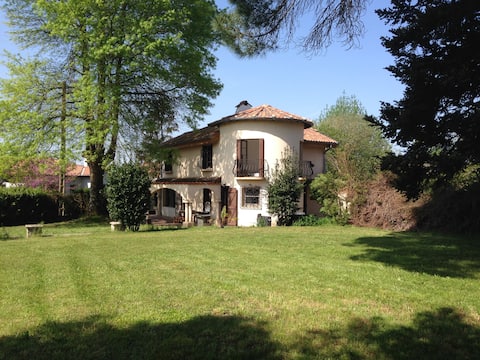 LARGE FAMILY HOME 15 MINUTES FROM THE BEACHES