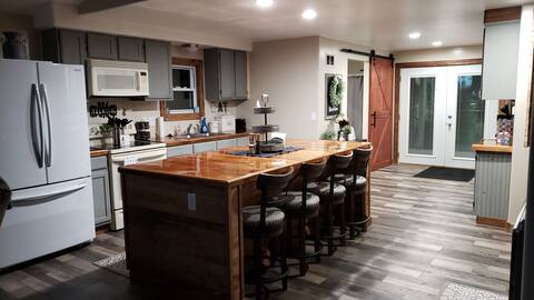 Ohio Street Retreat- hot tub, massage chair, pool