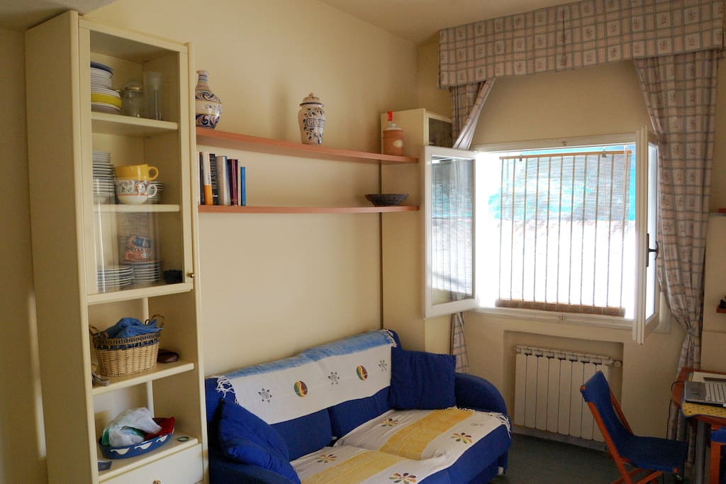 Salotto con divano-letto e finestra