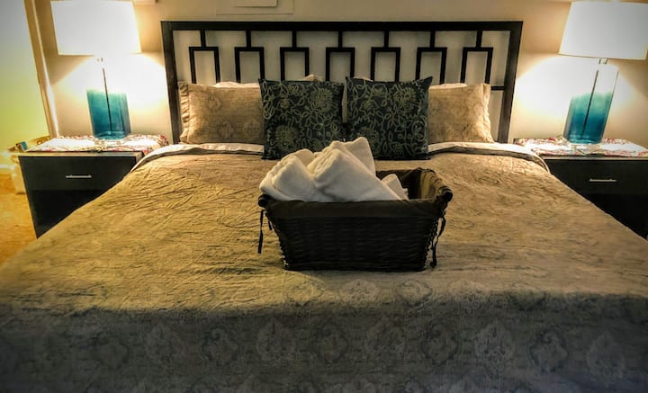 ห้องนอนใหญ่ - มีผ้าเช็ดตัวมากมายสำหรับห้องสวีทส่วนตัวของคุณ