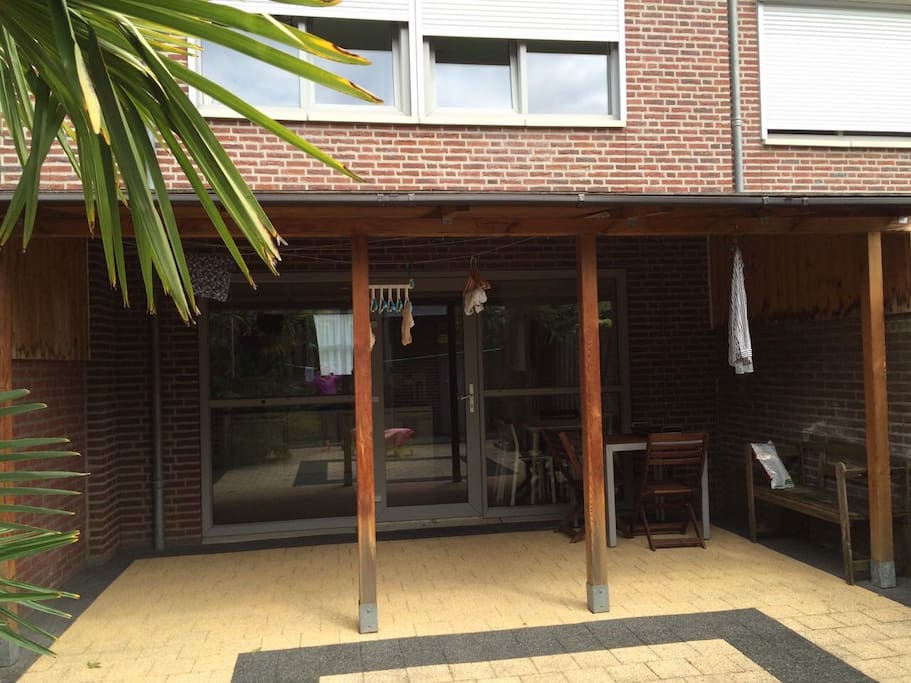 小院夏天可露天用餐,院外有一自家停车房。