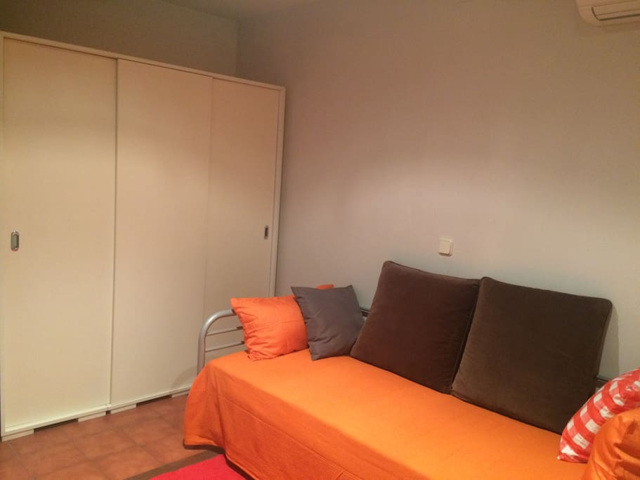 Sofá-cama de 90 cm y cama nido de 90 cm. A la misma altura