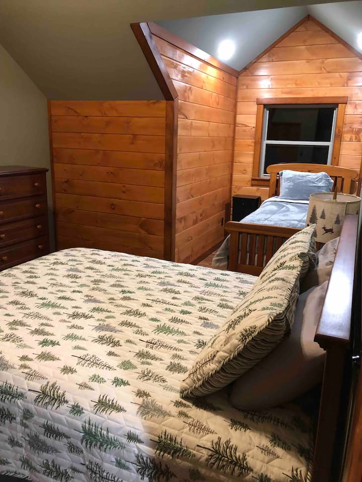 غرفة نوم كوين في الطابق الأول مع سريرين مفردين.