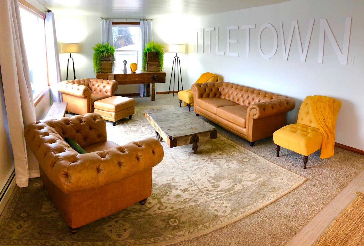 הסלון הזה עוצר להופעות! כמה מפריטי הווינטג' המגניבים נמצאים כאן! הספסל מתחת לחלון הפונה צפונה של 10 רגל עבר שינוי ייעוד מטרקטור ישן מחווה מקומית, שולחן הקונסולה הוא שולחן עבודה ישן ממילווקי, עגלת מחסן אריזת Acme יצאה מאסם בצד המערבי, והצמחים נמצאים בארגזי בירה וינטאג 'ממבשלות ויסקונסין. אתה צריך לראות את החדר הזה באופן אישי!