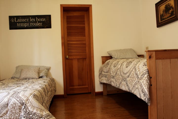 El segundo dormitorio tiene una cama nido y se encuentra al lado de la sala de juegos.