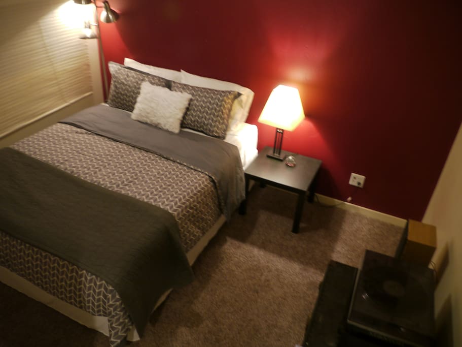 Cozy bedroom, with Tempur-Pedic mattress.