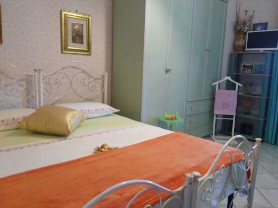 Letto matrimoniale e armadio