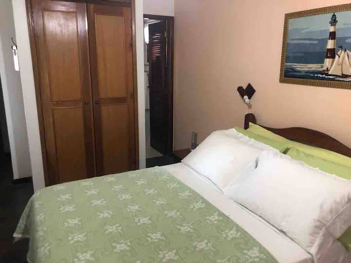 Apartman 3 u prizemlju s bračnim krevetom i krevetom za jednu osobu.