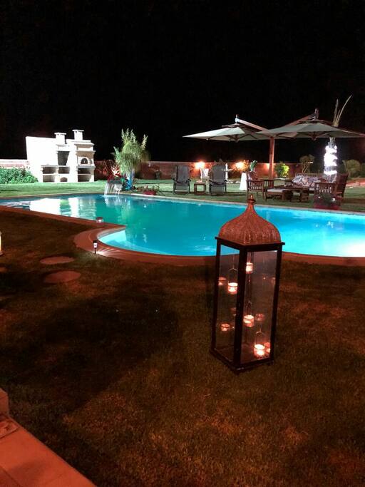 un service de gardinage est offert. l'amenagement extrieure; piscine avec cascade, parasol, chaise longue et balançoire four de pizza à feu de bois et barbecue sont à la disposition des voyageurs 24/24