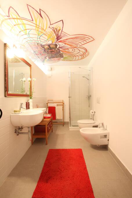 Bagno privato con doccia e affresco
