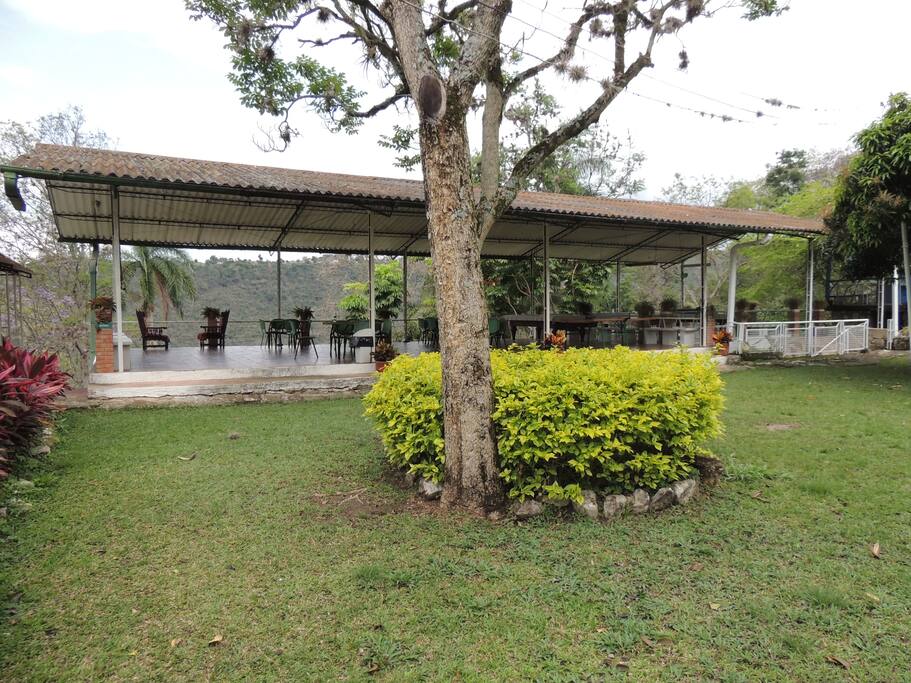 esta es la terraza donde hay billares y mesa de ping pong