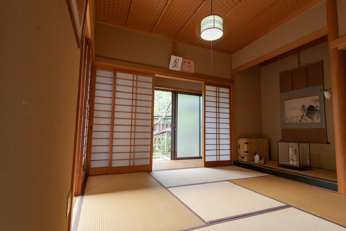 Во собата во јапонски стил, можете да инсталирате полноправен чајник и да зовриете топла вода.
Покрај тоа, има соба за чај во задниот дел, а се организираат и сет на церемонии за чај.
Тоа е во состојба кога чајник не е надвор.

Пукање на 20 мај 2020 година