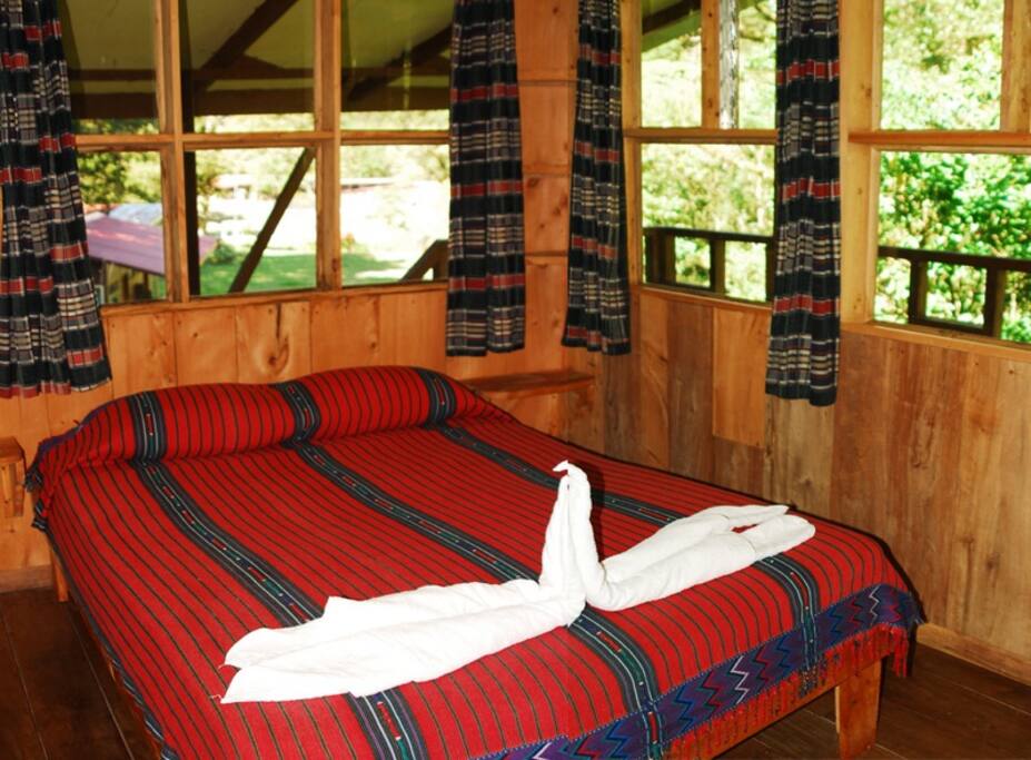 Las habitaciones están forradas con ciprés de la finca
