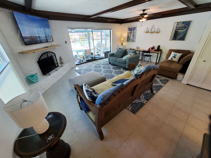 A Island Of Capri Townhome Sunrise Canal/pool Side - Treasure Island, FL