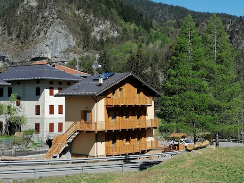 Camera delle Betulle, At the Larches