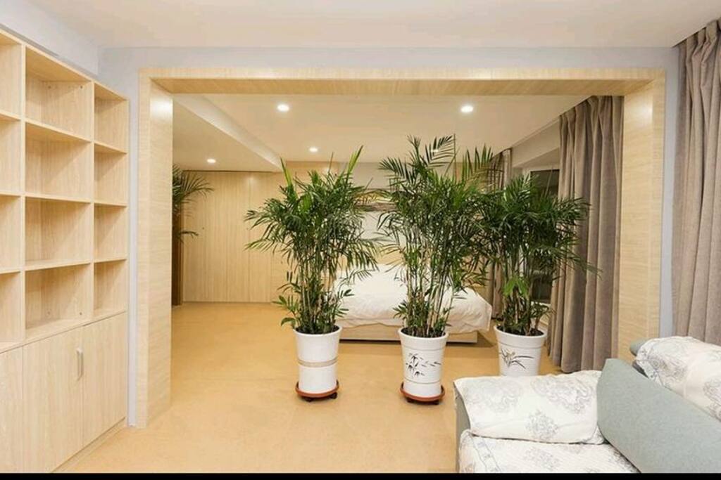 超大主卧,套房独立卫生间,更加方便,卧室内配有家庭型乒乓球桌!