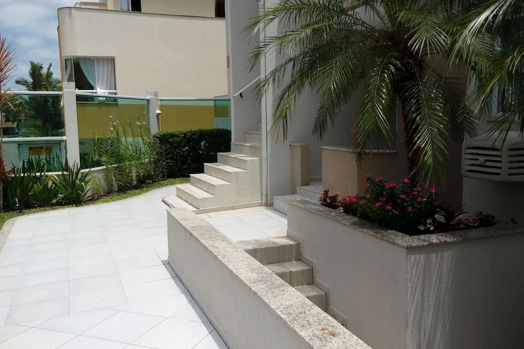 Calçada da área comum do prédio e acesso ao apto e garagem