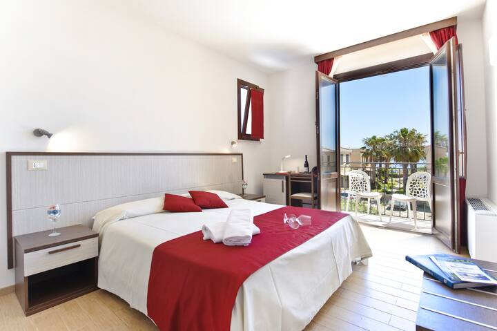 CAMERA DOPPIA LATO MARE

DOUBLE ROOM SEA SIDE