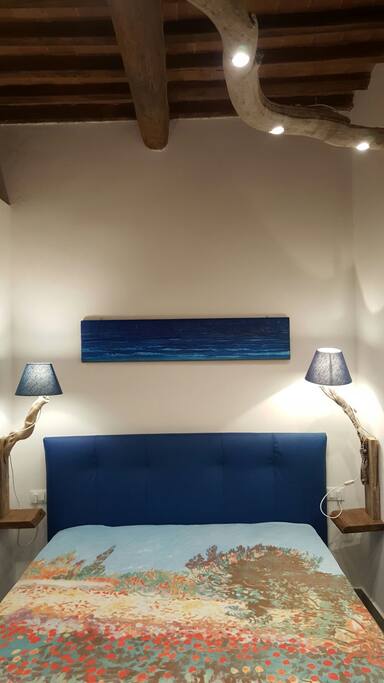 letto matrimoniale con lampade e comodini artigianali. unici nel suo genere.