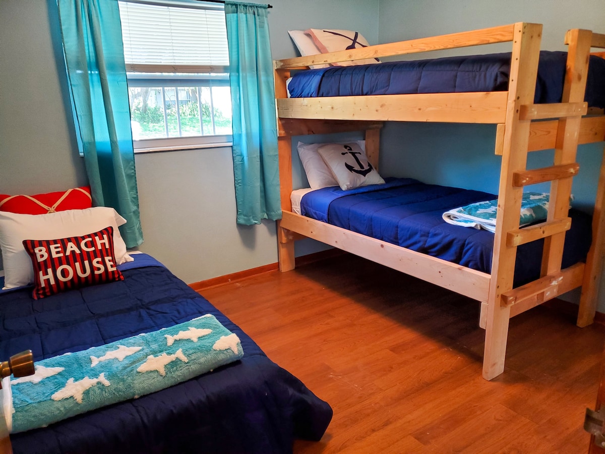 Кревет на спрат, плус дополнителен брачен кревет (широк 150-179 см)