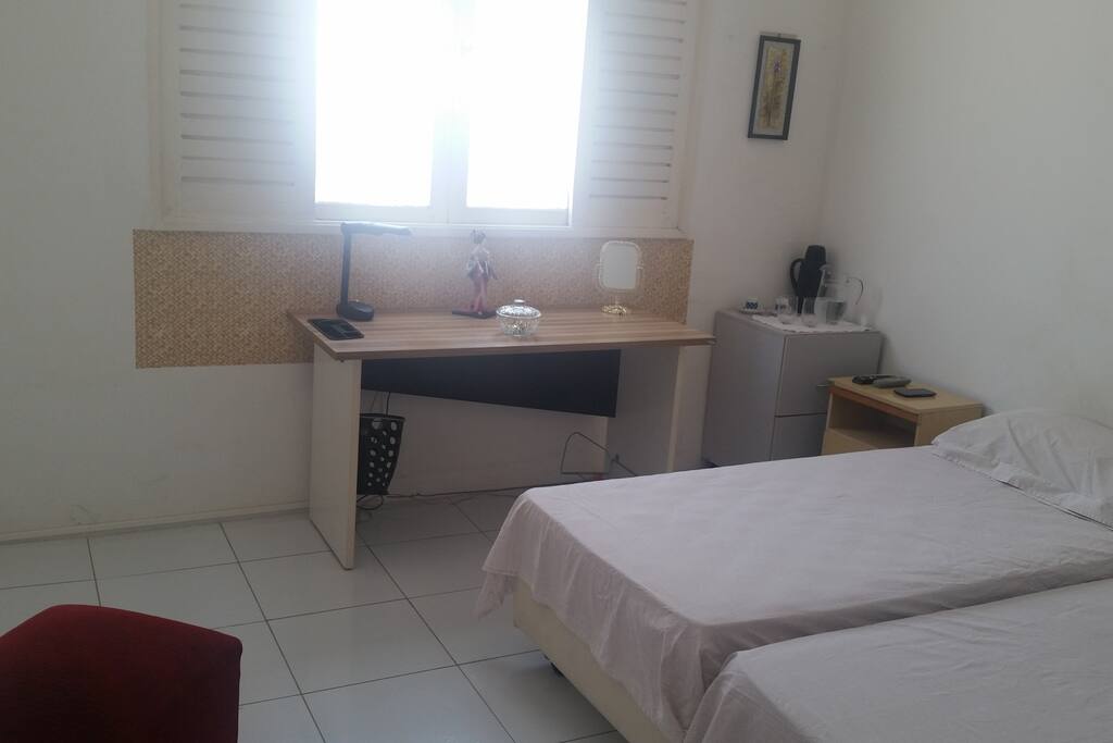 Quarto com ar condicionado, superconfortável e espaçoso; com água e café/chá à disposição. Cama para casal mais ampla, com possibilidade de separação.
***
Room with air conditioning, very comfortable and spacious; with water and coffee/tea at your disposal. Double room with possibility of separation.